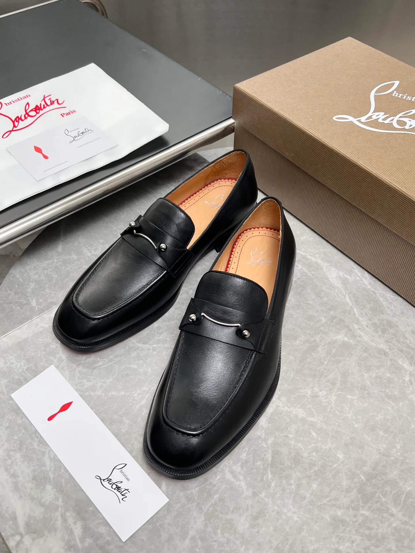 [CL red sole] Top P: 900💰 Number of yards: 39~44 (38.4546. Customized, non-refundable) CL new men's formal shoes Loaf leather shoes Christia* Loubouti* red sole shoes The red sole is luxurious and elegant, reshaping the style boundary of casual formal wear. It is extremely innovative in material selection, and creates a rich visual and tactile experience through the collision of different materials! Made of top-grade calfskin/glossy patent leather/spliced ​​technical fabric in contrasting colors. The upper is stitched by hand with fine and even stitching. It is based on the square-toe loafer shoe shape, with neat and elegant lines, which fits the toughness of men's wear. The upper is embellished with metal rivets, injecting individual details into classic loafers, breaking the mediocrity of casual shoes, and giving a concrete expression of "low-key luxury". From the original color/red cowhide lining inside the shoe to the instantly recognizable red sole, the "red sole" is not only the brand's visual identity, but also a "luxury codeword" when walking. The red sole exposed inadvertently conveys taste and identity instantly. From the innovative splicing of materials, to the personalized fusion of design, to the ingenious inheritance of craftsmanship, the Christian Louboutin men's loafer series is not only a pair of casual shoes, but also a "yuppie style" dressing weapon for men. Whether it is a casual business meeting or a casual look for daily travel, it can help you become a unique and stylish man in every occasion with its "red Loaf" attitude.